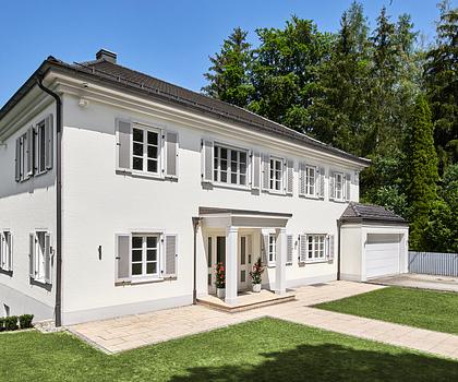 Lichtdurchflutete Familienvilla in klassisch-eleganter Architektur mit Pool