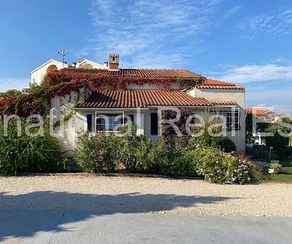 Großes Einfamilienhaus mit Einliegerwohnung auf grünem Grundstück