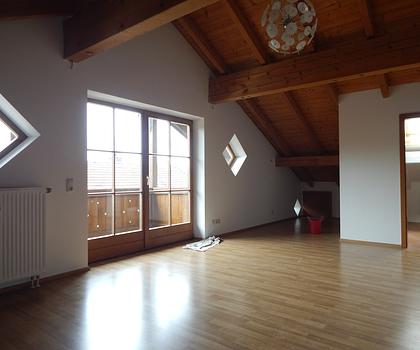 Renovierte 1-Zimmer-Dachgeschosswohnung in Freilassing/Hofham - inkl. Einbauküche und TG Stellplatz