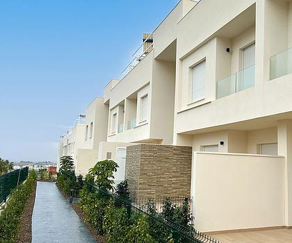 Obergeschoss-Wohnungen mit 2 Schlafzimmern, 2 Bädern, Dachterrasse, Klimaanlage und Gemeinschaftspool in der wunderschönen Golfanlage La Finca Resort