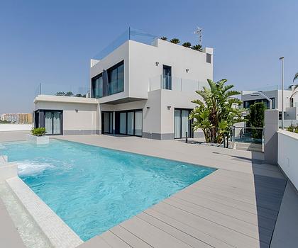 Exklusive Villen mit 3 Schlafzimmern, 3 Bädern, 1 Gäste-WC, Dachterrasse und Privatpool nur 600 m vom Strand