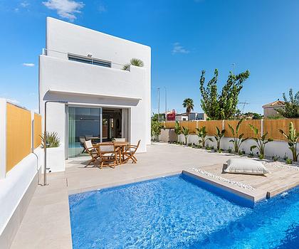 Zweigeschossige Villen mit 3 Schlafzimmern, 2 Bädern, Vorinstallation Klimaanlage und Privatpool am Golfplatz von La Serena Golf