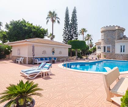 Attraktive freistehende Villa mit Sommerhaus