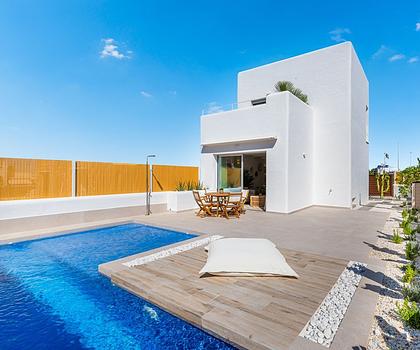 Zweigeschossige Villen mit 3 Schlafzimmern, 2 Bädern, Vorinstallation Klimaanlage und Privatpool am Golfplatz von La Serena Golf