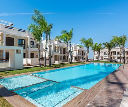 Sehr schöne Erdgeschoss-Wohnungen mit 2 Schlafzimmern, 2 Badezimmern und 2 Gemeinschaftspool