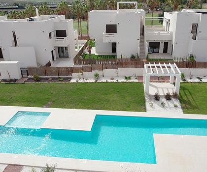 Obergeschoss-Appartements mit 2 Schlafzimmern 2 Bädern, Dachterrasse und Gemeinschaftspool in sehr schöner Golfanlage