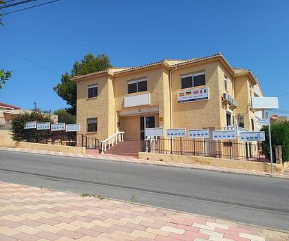 Großzügige Villa mit 6 Schlafzimmern, 2 Bädern und Meerblick ODER wohnen und arbeiten im gleichen Haus!