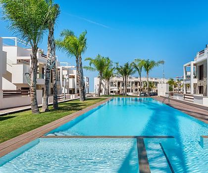 Sehr schöne Erdgeschoss-Wohnungen mit 3 Schlafzimmern, 2 Badezimmern und 2 Gemeinschaftspool