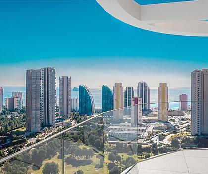 Wohnungen mit 3 Schlafzimmern, 2 Bädern, Klimaanlage, Fußbodenheizung in Bädern, Kfz-Stellplatz und Meerblick nur 1 km vom Strand