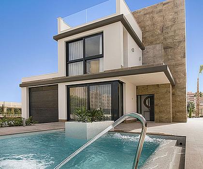 Luxusvillen mit 3 - 4 Schlafzimmern und Privatpool nur 500 m vom Strand