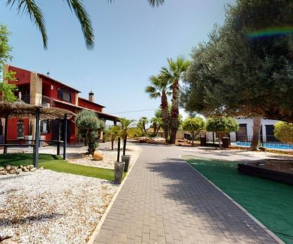 Großes Anwesen mit 6 Schlafzimmern und parkähnlichem Grundstück