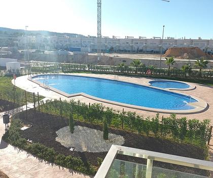 Moderne und komfortable Reihenhäuser mit 2 Schlafzimmern, 2 Bädern und Gemeinschaftspool in Golfanlage