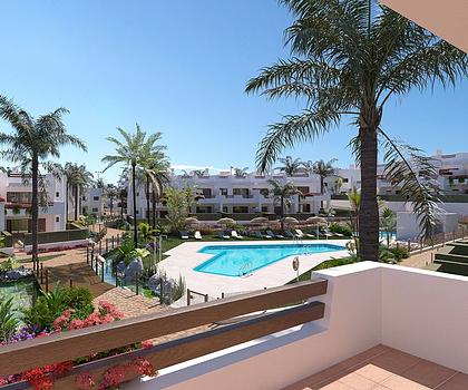 Obergeschoss-Wohnungen mit 2 Schlafzimmern, 1 - 2 Bädern, Dachterrasse, Tiefgaragenstellplatz und Gemeinschaftspool in erster Linie am Strand