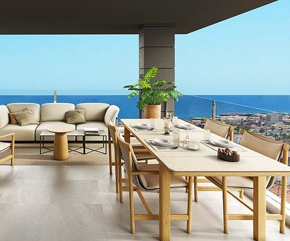 Penthouse-Wohnungen mit 3 Schlafzimmern, 2 Bädern, Vorinstallation Klimaanlage, Kfz-Stellplatz und Gemeinschaftspool nur 700 m vom Strand