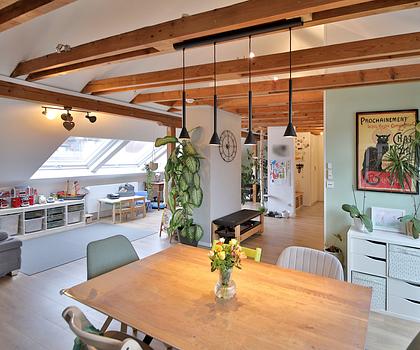 Weststadt-Highlight: Lichtdurchflutete 3,5-Zimmer-Dachgeschosswohnung mit Balkon und Stellplatz