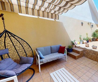 Sehr großes Eckhaus mit 6 Schlafzimmern