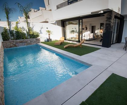 Traumhafte Eckvilla direkt am Meer