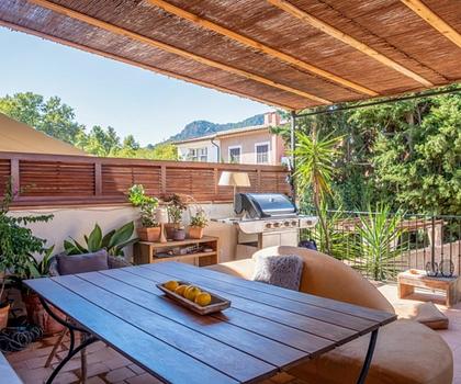Mallorca, hübsches Stadthaus mit Garage und Garten im Zentrum von Puigpunyent zu verkaufen
