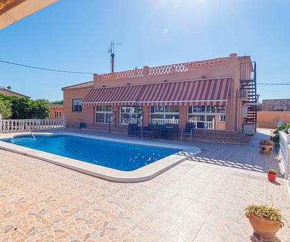 Sehr schöne Landhaus-Villa mit 3 Schlafzimmern, 2 Bädern, Dachterrasse und Privatpool