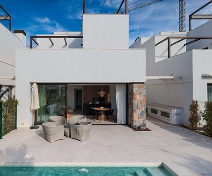 Villa mit Blick auf den spektakulärsten künstlichen See Europas mit privatem Sicherheitsdienst