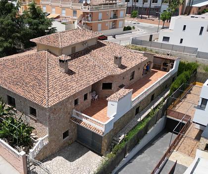 Großzügige Villa mit 5 Schlafzimmern, 3 Bädern, Indoor-Pool, Garage und Sauna