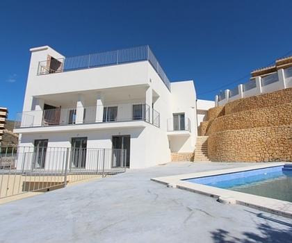 Großzügige neuwertige Villa mit fantastischem Meerblick