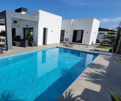 Moderne Villa mit 3 Schlafzimmern, 2 Bädern, beheiztem Pool und Touristenmietlizenz