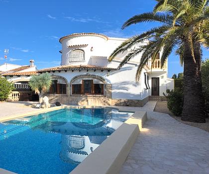 Top gepflegte Villa mit großem Eckgrundstück und separatem Turmappartement und vielen Extras