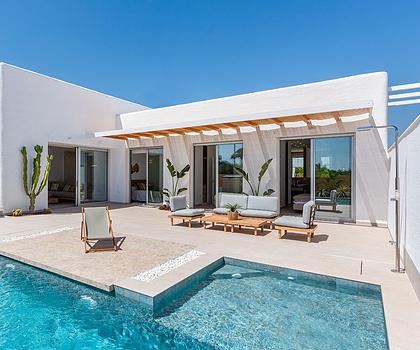 Villen mit 3 Schlafzimmern, 2 Bädern, Keller, Dachterrasse, Privatpool und Kfz-Stellplatz