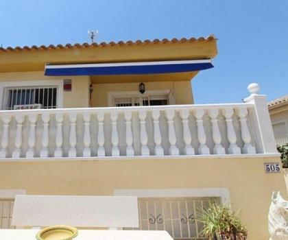 ***Reihenhaus mit zwei Schlafzimmern und der Möglichkeit eines dritten, 2 Badezimmern, Souterrain***