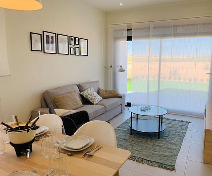 Attraktive Wohnungen mit 2 Schlafzimmern, 2 Bädern und Gemeinschaftspool in wunderschöner Golfanlage