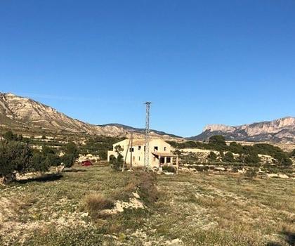 Finca mit einem Grundstück von 17.000 m² und einer Villa zur Fertigstellung von ca. 500 m² in einer sehr schönen Landschaft!