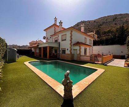 Villa mit 6 Schlafzimmern, 5 Bädern und Privatpool nur 5 Minuten vom Stadtzentrum