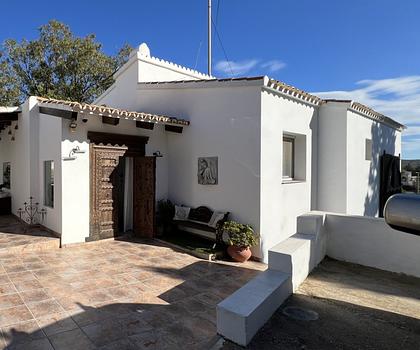 Schön renovierte 3 Schlafzimmer-Villa mit neuem Privatpool in bevorzugtem Wohngebiet