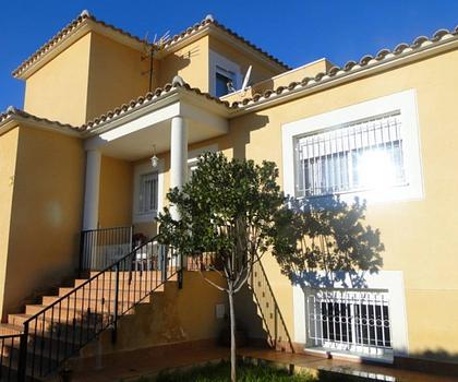 Villa mit 5 Schlafzimmern, 3 Badezimmern, Zentralheizung, Klimaanlage und wunderschönem Ausblick