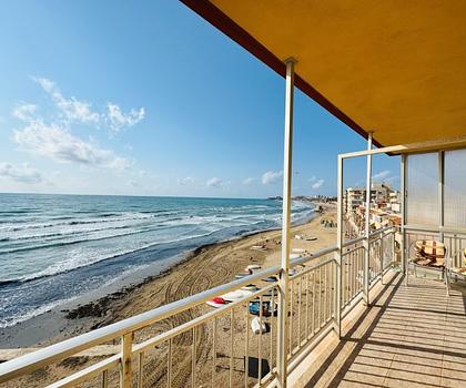 Renovierungsbedürftiges Appartement mit 2 Schlafzimmern und 1 Bad in erster Linie am Strand