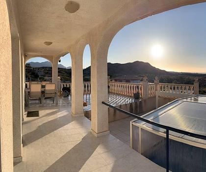 Exklusive Villa mit 3 Schlafzimmern, 2 Bädern, Privatpool, Garage und traumhaftem Meer- und Küstenpanorama