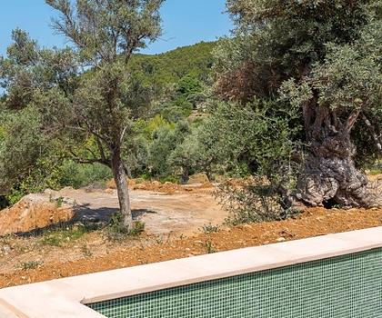 Neubau im Tramuntanagebirge, in der Nähe einer Badebucht auf Mallorca