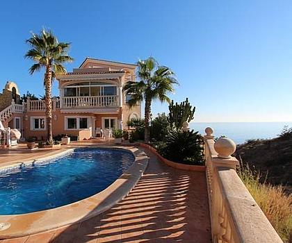 Schöne Villa mit großem privatem Pool und beeindruckendem Blick über die Küste