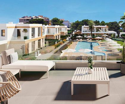 Doppelhaushälften mit 3 Schlafzimmern, 3 Bädern, Untergeschoss mit Gäste-WC, Fußbodenheizung, Klimaanlage und Gemeinschaftspool nur 500 m vom Strand