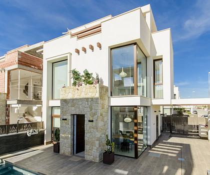 Moderne Villen mit 3 Schlafzimmern, 3 Bädern, Dachterrasse, Privatpool, Kfz-Stellplatz und optionalem Keller