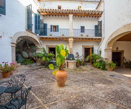 Riesige historische Finca mit ca. 4.000 bebauter Fläche und 1.200.000 m² Land in der Nähe von Palma