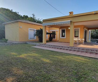 Gepflegte Villa mit 4 Schlafzimmern, 3 Badezimmern und Privatpool in hervorragender Wohnlage