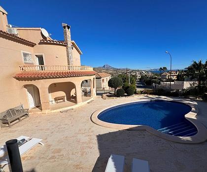 Villa mit 3 Schlafzimmern, 2 Bädern, Privatpool, Garage und  Panoramablick auf die Küste und das Meer