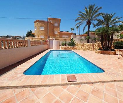 Wunderschöne Villa mit 3 Schlafzimmern, 3 Bädern, Privatpool, Meerblick und direktem Strandzugang