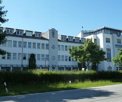 Lichtdurchflutetes Büro mit großer Dachterrasse über den Dächern Rosenheims