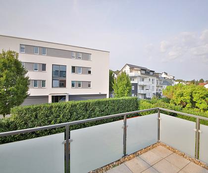 Großzügige 4-ZKB-Wohnung mit 101 qm, Balkon, zwei Carport-Stellplätzen in TOP-Wohnlage