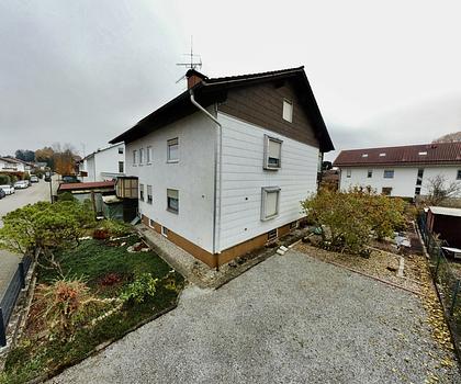 Großes Zweifamilienhaus in begehrter Wohnlage
mit Nießbrauch