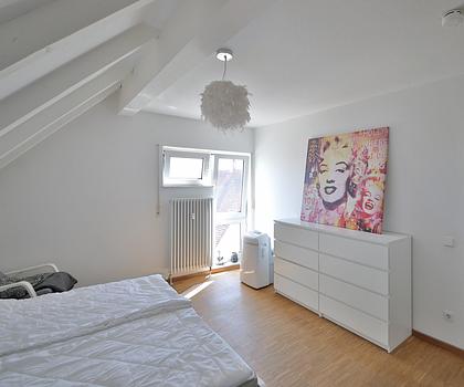 Über den Dächern Maikammers! Helle DG-Wohnung, möbliert, inkl. Stellplatz und toller Dachterrasse!