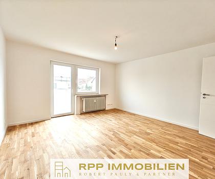Erstbezug nach Renovierung: 2,5-Zimmer-Wohnung mit sonnigem Süd/Ost-Balkon und 2 Stellplätzen